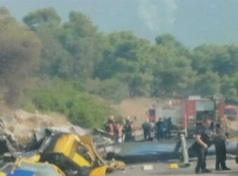 Εικόνα σοκ από τα συντρίμμια των ελικοπτέρων στη Ψάθα – Στο νοσοκομείο χωρίς τις αισθήσεις τους τα δύο άτομα του πληρώματος