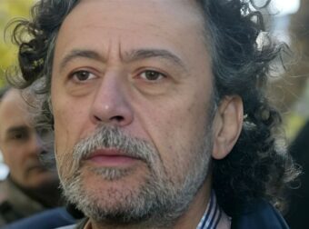 Μάκης Τριανταφυλλόπουλος: Συντετριμμένος στην κηδεία του αδερφού του – Απούσα η Κιμ Κίλιαν