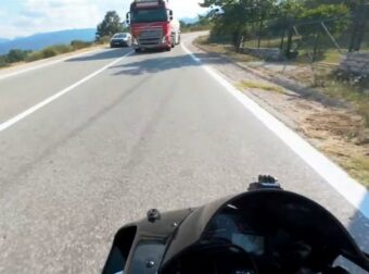 «Κρίμα να πεθάνω στα 25, μηχανικά απέφυγα το βυτιοφόρο», λέει ο οδηγός της μηχανής που γλίτωσε από την επικίνδυνη προσπέραση