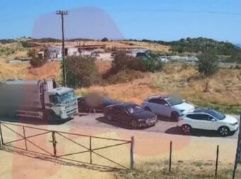 Καρέ καρέ ο άγριος ξυλοδαρμός οδηγού απορριμματοφόρου που τους έκανε παρατήρηση στον δρόμο – «Άρχισε να με χτυπά στο κεφάλι» (video)