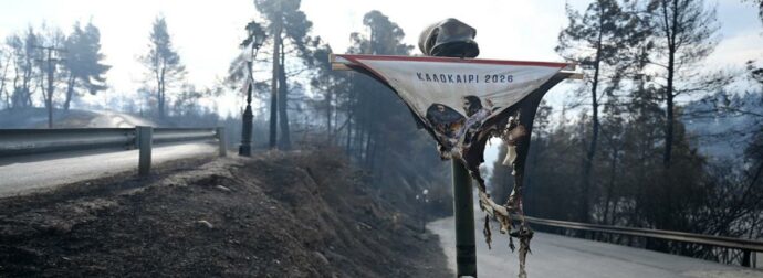 Εικόνες καταστροφής μετά τη μεγάλη φωτιά στη Σίβηρη Χαλκιδικής – Ερημιά παραμονή του Δεκαπενταύγουστου στην περιοχή