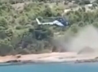«Ξέφραγο αμπέλι» τα ελληνικά νησιά: Ελικόπτερο προσγειώθηκε σε παραλία, ανάμεσα στους λουόμενους – Οι επιβάτες έφυγαν με θαλάσσιο ταξί