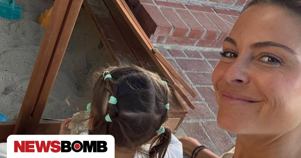 Η Μαρία Μενούνος ποζάρει φορώντας μπικίνι με τα χρώματα της ελληνικής σημαίας