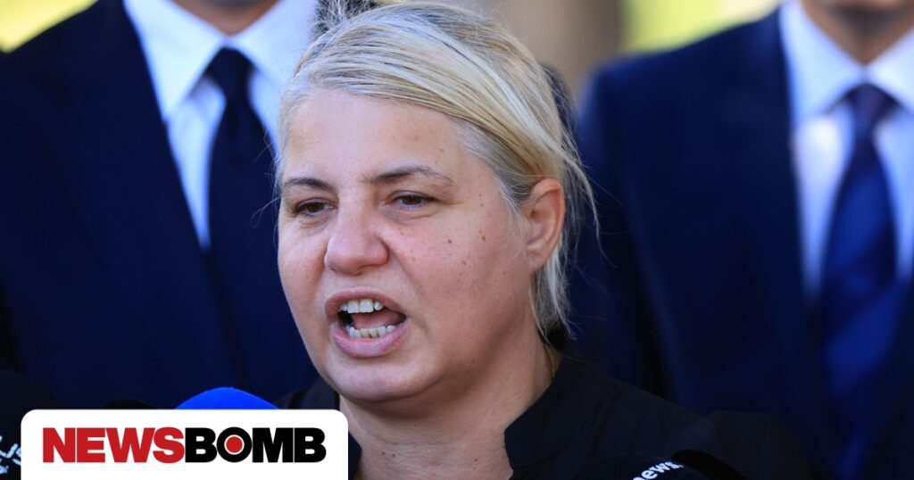 Τέμπη: Βουρκωμένη κατέθεσε η Άλμα Λάττα, μητέρα της Κλαούντια – Λιποθύμησε μέσα στην αίθουσα