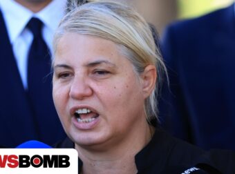 Τέμπη: Βουρκωμένη κατέθεσε η Άλμα Λάττα, μητέρα της Κλαούντια – Λιποθύμησε μέσα στην αίθουσα