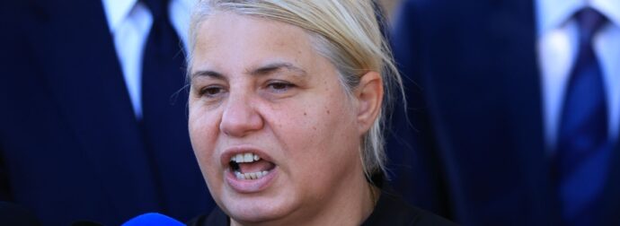 Τέμπη: Βουρκωμένη κατέθεσε η Άλμα Λάττα, μητέρα της Κλαούντια – Λιποθύμησε μέσα στην αίθουσα