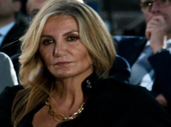Μαρέβα Γκραμπόφσκι: Σκέτη καλλονή στο πλευρό του Κυριάκου Μητσοτάκη στη ΔΕΘ