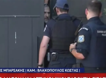 Μαζωνάκης: Σοκ! Άνοιξαν με τροχό την πόρτα του σπιτιού του – Στην Ασφάλεια οι αδερφές του και το ζευγάρι γιατρών