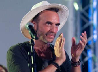 Μπορεί να βλέπει και να λέει “τι κάνεις ρε, εγώ πέθανα κι εσύ κάνεις συναυλίες;”: Μεγάλη αμηχανία σε συναυλία του Μουζουράκης, τι είπε για Μαζωνάκη