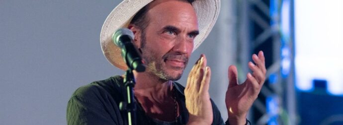 Μπορεί να βλέπει και να λέει “τι κάνεις ρε, εγώ πέθανα κι εσύ κάνεις συναυλίες;”: Μεγάλη αμηχανία σε συναυλία του Μουζουράκης, τι είπε για Μαζωνάκη