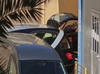 Ανατριχιάζει βίντεο από τη στιγμή που μεταφέρουν τη σορό του Γιώργου Μαζωνάκη μέσα στο φέρετρο – Απροσδιόριστη η αιτία θανάτου του τραγουδιστή
