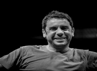 ΨΕΛΛΙΣΕ ΑΥΤΗ ΤΗ ΛΕΞΗ ΚΑΙ ΕΣΒΗΣΕ: ΤΙ ΦΩΝΑΞΕ Ο ΜΑΖΩΝΑΚΗΣ ΣΤΟ ΚΟΛΟΝΑΚΙ ΛΙΓΟ ΠΡΙΝ ΜΕΤΑΦΕΡΘΕΙ ΣΤΟ ΝΟΣΟΚΟΜΕΙΟ – ΜΟΛΙΣ ΕΣΚΑΣΕ
