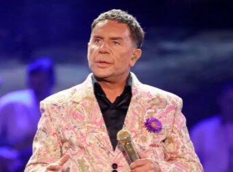 Αδημοσίευτο βίντεο: Ο Γιώργος Μαζωνάκης… ξυπόλητος και με κουστούμι, τρώει μόνος σε ταβέρνα μαζί με το σκυλί του – Χιλιάδες αντιδράσεις