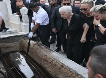 Κηδεία Μαζωνάκη: Μπήκαμε μέσα στο νεκροταφείο – Δείτε σε βίντεο ό,τι συμβαίνει τώρα! Του άνοιξαν το φέρετρο πριν τον βάλουν στο χώμα;