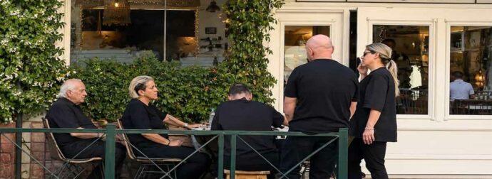 Σε ψαροταβέρνα η οικογένεια Μαζωνάκη μετά την κηδεία: Όλο τον κατάλογο παρήγγειλαν οι αδερφές του – Δείτε καρέ-κάρε τις στιγμές