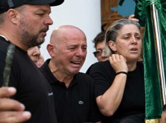 Κηδεία Μαζωνάκη: Σπάραξε η Μαρία μπροστά στο φέρετρο-«Γιώργο που είσαι; Γιώργο…»