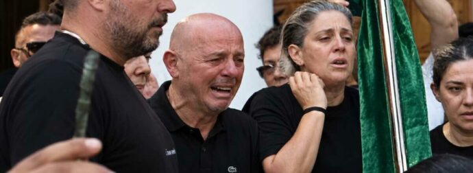 Κηδεία Μαζωνάκη: Σπάραξε η Μαρία μπροστά στο φέρετρο-«Γιώργο που είσαι; Γιώργο…»