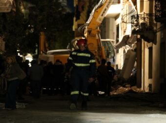Έκρηξη στην Πλάκα: Μία νεκρή στα συντρίμμια, έρευνες για πέντε αγνοουμένους – Ολονύχτια επιχείρηση
