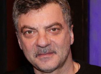 Στάθης Μαντζώρος: «Έχει συνέλθει 13 μήνες μετά το βαρύ εγκεφαλικό, αναγνωρίζει, κινεί χέρια», είπε ο Μιχάλης Αεράκης – Οικονομική στήριξη χρειάζεται η οικογένεια