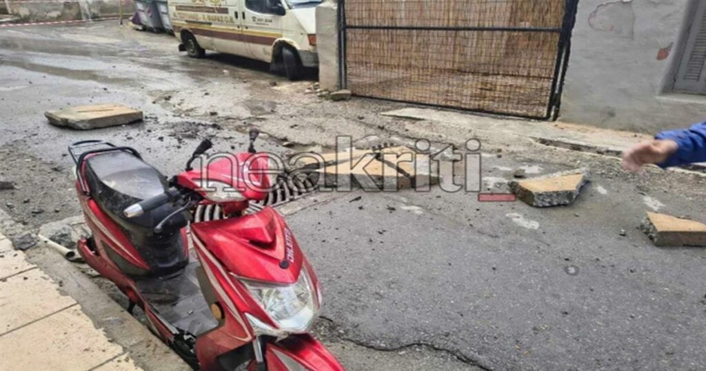 Ηράκλειο: Τμήμα μπαλκονιού 4ου ορόφου κατέρρευσε στο Ηράκλειο και έπεσε πάνω σε μηχανάκι – Δείτε βίντεο
