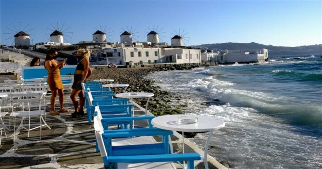 Μύκονος: Υπάλληλος καταγγέλλει ξενοδοχείο για «μαύρες» πληρωμές, κάμερες με μικρόφωνα και γεύματα σε συσκευασίες γατοτροφής
