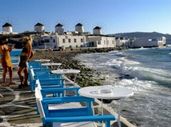 Μύκονος: Υπάλληλος καταγγέλλει ξενοδοχείο για «μαύρες» πληρωμές, κάμερες με μικρόφωνα και γεύματα σε συσκευασίες γατοτροφής