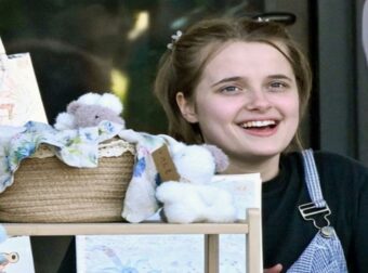 Στα ίχνη της τέχνης η κόρη των Τζολί και Πιτ: Η 18χρονη Βίβιεν πούλησε δημιουργίες της σε υπαίθρια αγορά στο Λος Άντζελες