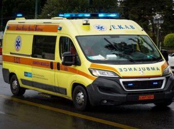 50χρονη έπαθε ανακοπή από πτώση κεραυνού και κατέρρευσε στη μέση του δρόμου