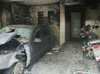 Εμπρηστική επίθεση σε πιλοτή πολυκατοικίας όπου μένει αντιδήμαρχος: Κάηκε το αυτοκίνητο του, δείτε φωτογραφίες (video)