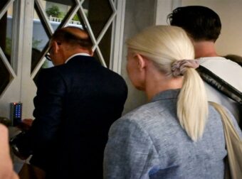 Πάνω από 5.000.000 ευρώ βρέθηκαν στους λογαριασμούς Θεοδωρόπουλου-Γάκα: Βγαίνει με βραχιολάκι ο γιατρός-Σε δύο μήνες βγάζει και την γιατρίνα
