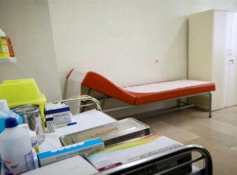Γιατρός «καρμπόν» με το Κολωνάκι είχε μετατρέψει τη βίλα του σε ιατρείο απάτη – Μία πλασμαφαίρεση για 6.000 ευρώ – «Το αίμα του ήταν μολυσμένο» (video)