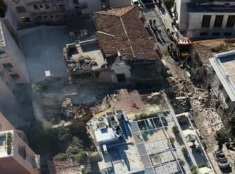 Εικόνες καταστροφής στην Πλάκα, βίντεο αμέσως μετά τη σφοδρή έκρηξη στο κτίριο: «Το  είδα να καταρρέει μπροστά μου – Ήταν σαν βόμβα»