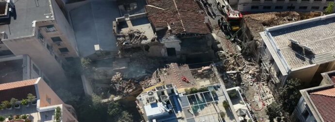 Εικόνες καταστροφής στην Πλάκα, βίντεο αμέσως μετά τη σφοδρή έκρηξη στο κτίριο: «Το  είδα να καταρρέει μπροστά μου – Ήταν σαν βόμβα»