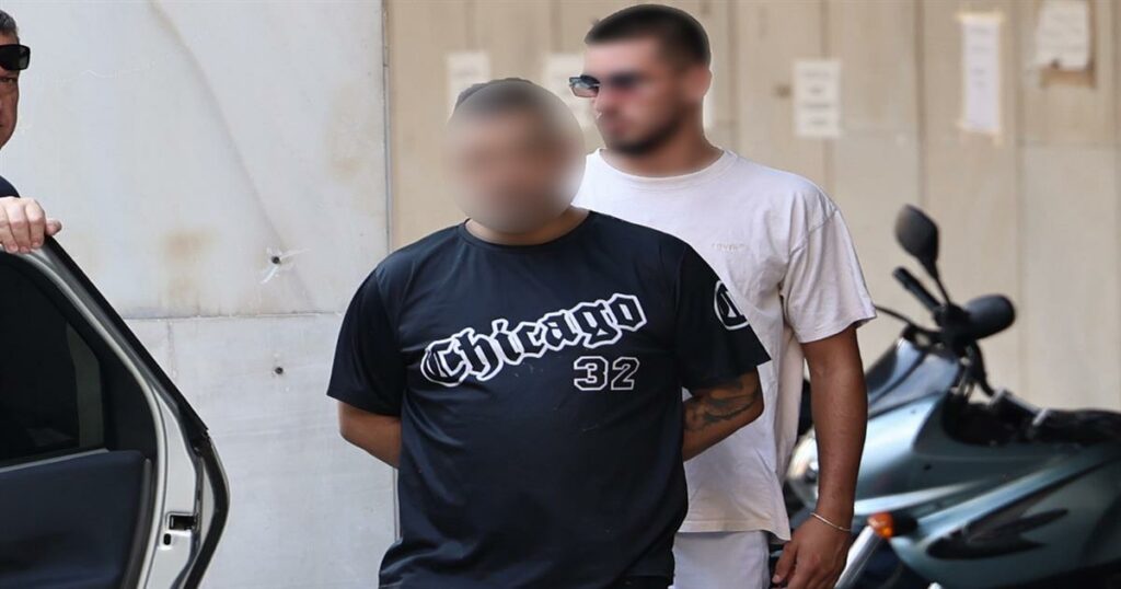 ΕΚΤΑΚΤΟ -Φρίκη στην Κυψέλη: Επεισόδιο με τον 43χρονο κατά τη μεταγωγή του – Επιτέθηκε σε αστυνομικούς και προσπάθησε να αποδράσει (video)