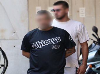 ΕΚΤΑΚΤΟ -Φρίκη στην Κυψέλη: Επεισόδιο με τον 43χρονο κατά τη μεταγωγή του – Επιτέθηκε σε αστυνομικούς και προσπάθησε να αποδράσει (video)