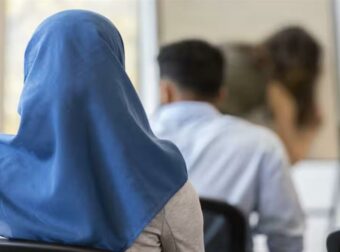 Αυστρία: Άνοιξαν τα σχολεία με απαγόρευση της ισλαμικής μαντίλας για μαθήτριες κάτω των 14 ετών