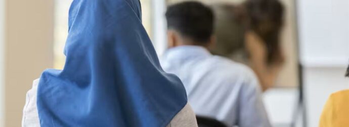 Αυστρία: Άνοιξαν τα σχολεία με απαγόρευση της ισλαμικής μαντίλας για μαθήτριες κάτω των 14 ετών