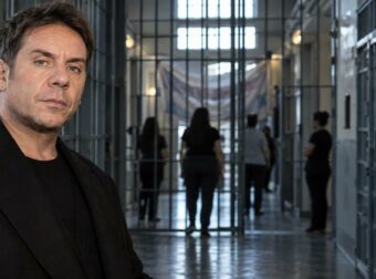 Γιώργος Μαζωνάκης: Ανεπιθύμητοι στις φυλακές οι γιατροί, κρέμασαν πανό «για πάντα Μαζώ» – Στο μικροσκόπιο η παράνομη σάουνα και τα οικονομικά τους