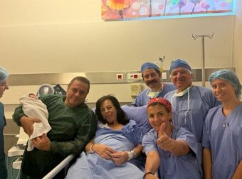 Βρέφος γεννήθηκε στην Αθήνα από έμβρυο που βρισκόταν 22 χρόνια σε κρυοσυντήρηση – Η οικογένεια είχε χάσει τον 21χρονο γιο της σε τροχαίο