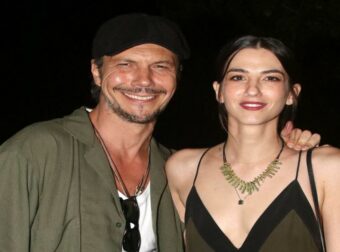 Η Αναστασία Παντούση ποζάρει τόπλες από τις διακοπές της – Το σχόλιο του συντρόφου της, Ιωάννη Παπαζήση