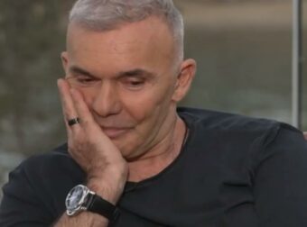 «Mας παίρνουν και τα κείμενα και τα παρουσιάζουν για δικά τους» – Συγγραφέας καταγγέλλει τον Στέλιο Ρόκκο για οικειοποίηση κειμένου με αφορμή την ανάρτησή του για τον Γιάννη Πάριο