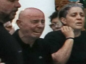 Μαζωνάκης: Σπάραξε ο πατέρας του πάνω από το φέρετρό του – Τραγική φιγούρα οι αδερφές του στη Νίκαια