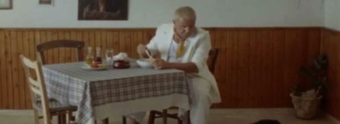 Αδημοσίευτο βίντεο: Ο Γιώργος Μαζωνάκης… ξυπόλητος και με κουστούμι, τρώει μόνος σε ταβέρνα μαζί με το σκυλί του – Χιλιάδες αντιδράσεις
