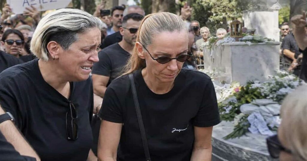 Όσα δεν έδειξαν οι κάμερες στην Κηδεία Μαζωνάκη: Οργή λαού στις αδερφές του – «Φύγετε δεν είστε άξιες» – Ο τάφος που έσπασε και ο τσαμπουκάς
