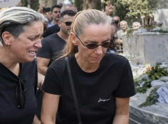 Όσα δεν έδειξαν οι κάμερες στην Κηδεία Μαζωνάκη: Οργή λαού στις αδερφές του – «Φύγετε δεν είστε άξιες» – Ο τάφος που έσπασε και ο τσαμπουκάς