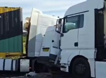 Αδιανόητο τροχαίο: Όχημα με 2 γυναίκες έγινε σάντουιτς από 2 φορτηγά πάνω σε προσπέραση (video)