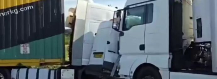 Αδιανόητο τροχαίο: Όχημα με 2 γυναίκες έγινε σάντουιτς από 2 φορτηγά πάνω σε προσπέραση (video)
