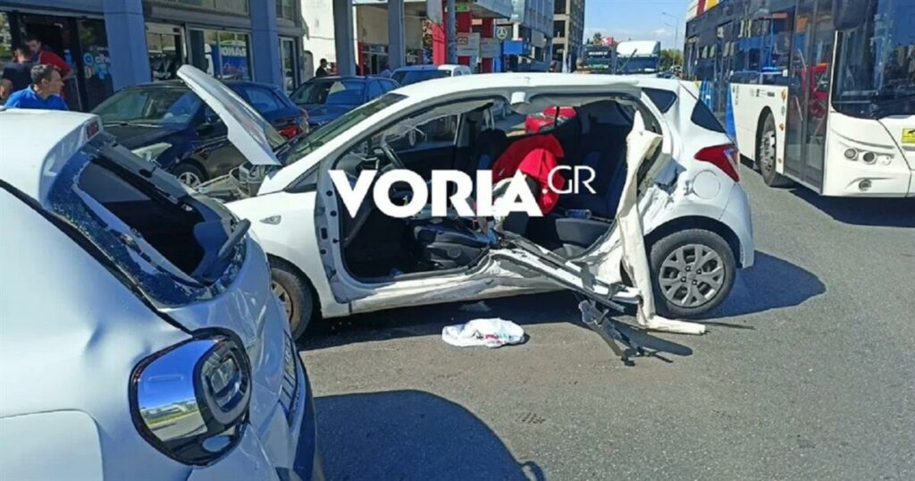 30χρονος έπαθε επιληπτική κρίση ενώ οδηγούσε και σμπαράλιασε 3 αυτοκίνητα και μια μηχανή (video)