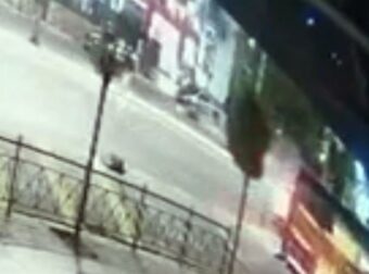 Τρεις νεκροί στην άσφαλτο στην Αθήνα: Βίντεο από τη στιγμή του τροχαίου – Ψάχνουν αν κάποιος από τους οδηγούς παραβίασε φανάρι