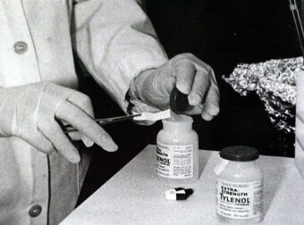 Όταν ένα παυσίπονο σκότωσε επτά ανθρώπους – Το ανεξιχνίαστο έγκλημα που άλλαξε τα φάρμακα | Σαν σήμερα Χ Σεπτεμβρίου